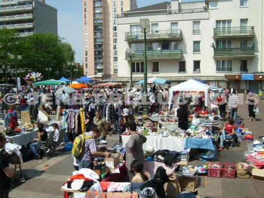Brocantes et vides-greniers : Soutenir les associations, créer du lien social et occuper l'espace