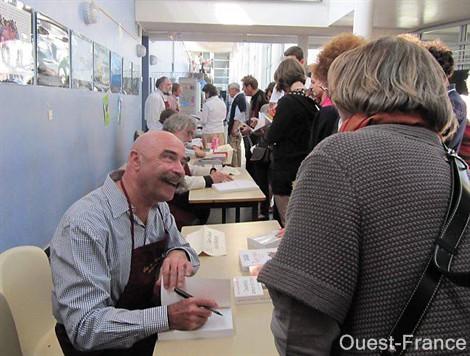Jean-Claude Kaufmann a dialogué avec de nombreuses personnes.À côté de lui, Jean-Claude Fournier a croqué de nombreuses dédicaces.On devine ensuite Philippe Toinard et, debout, Michel Philippo et Bernard Rio.