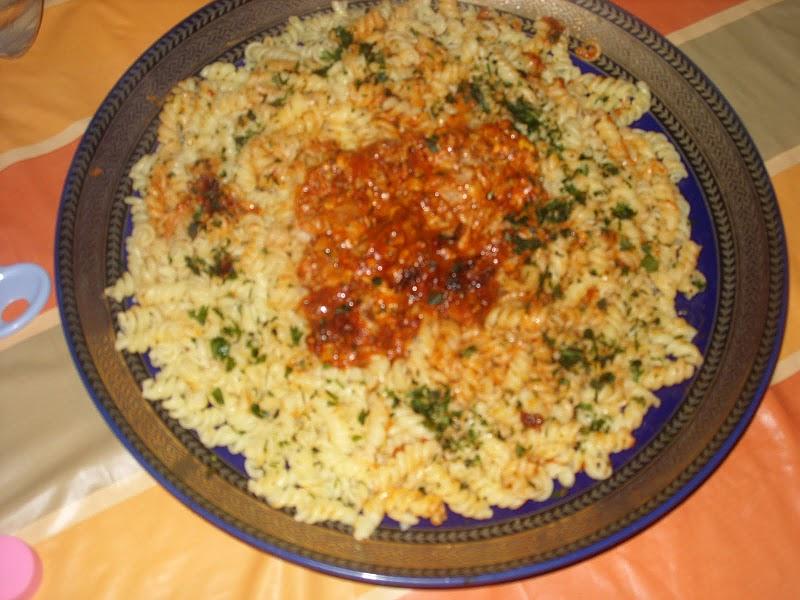Fusillis ou tortillons à la sauce tomate et fromage