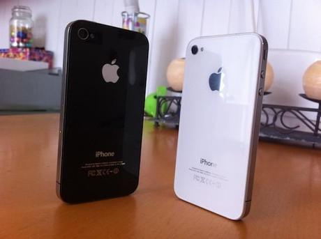 L’iPhone noir VS l’iPhone 4 blanc : la bataille en images