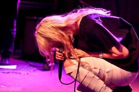 Zola Jesus en studio.