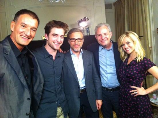 Photo de Robert Pattinson dans les studios de Chérie FM