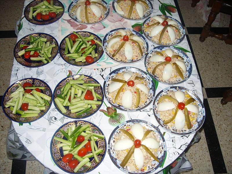 Brochettes de saucisses et poulet et salades