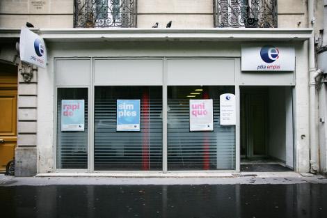 Devant un Pôle emploi du XIXe arrondissement de Paris, le 17 août 2010 (Audrey Cerdan/Rue89).