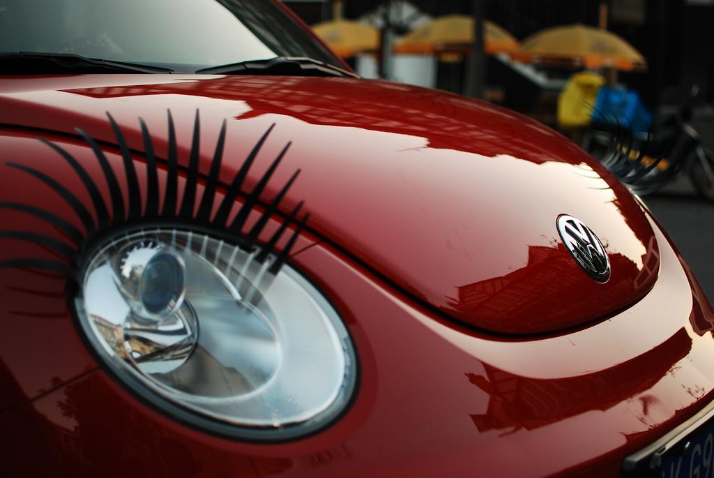 Offrez des cils aux voitures