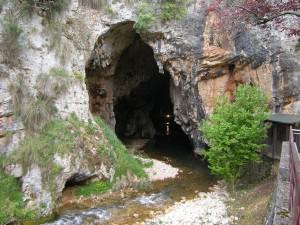 L'entrée de la grotte de Pastena