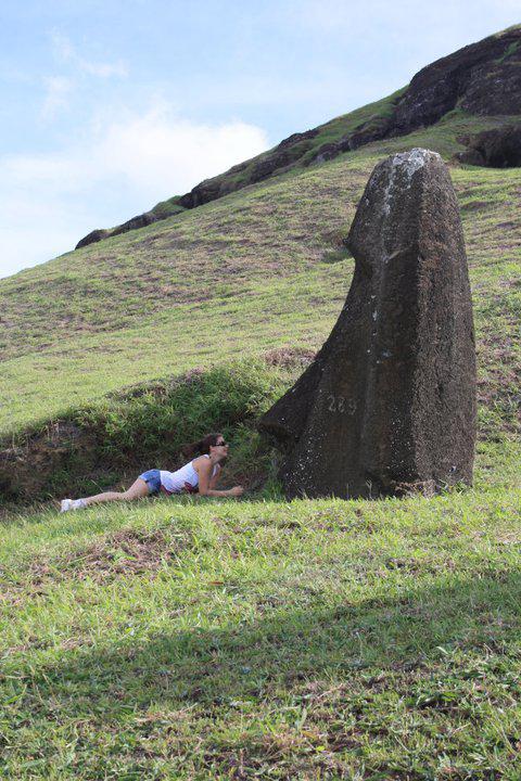 IDP - Rano Raraku - ADJ couchée devant le moai n° 289 - 04/2011