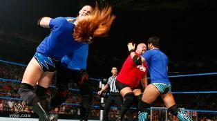 Justin Gabriel et Heath Slater ont essayé de récupérer la ceinture par équipe face au Big Show et Kane