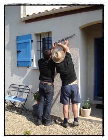 La maison est baptisée, 20 avril 2011