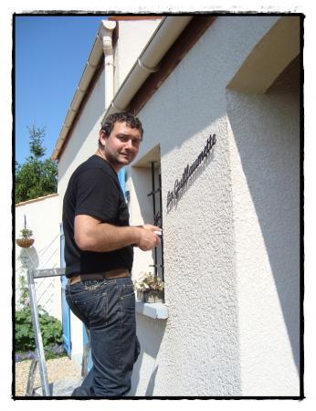 La maison est baptisée, 20 avril 2011