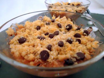 CRUMBLE AUX FRUITS ET AU CHOCOLAT