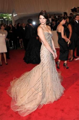 Ashley Greene et Dakota Fanning aux Alexander MacQueen Savage Beauty