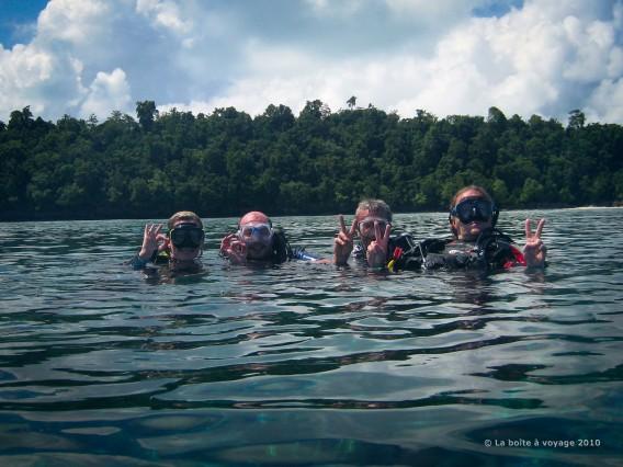 Juste avant de plonger à la recherche des raies manta (Sangalaki, Kalimantan Est, Indonésie)