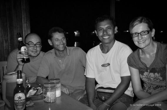 Petite soirée avec César et June, et les bières Bintang du marché noir (Derawan, Kalimantan Est, Indonésie)