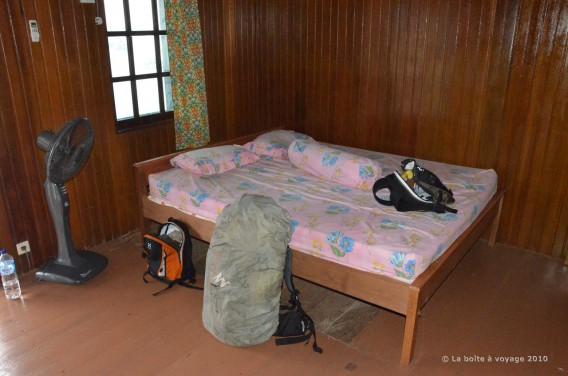 Notre petite chambre sur pilotis au Losmen Danakan (Derawan, Kalimantan Est, Indonésie)