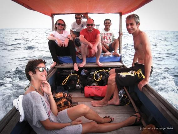 Sur le slowboat pétaradant : Lila, Patrice, Guillaume, Jean-François, César et June (Kakaban, Kalimantan Est, Indonésie)