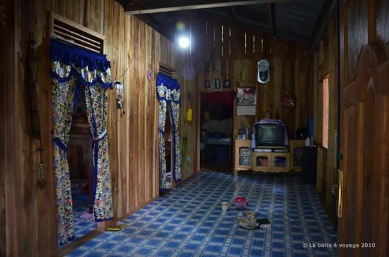 La modeste pièce à vivre de Johan, où il nous a offert le thé (Loksado, Kalimantan Sud, Indonésie)