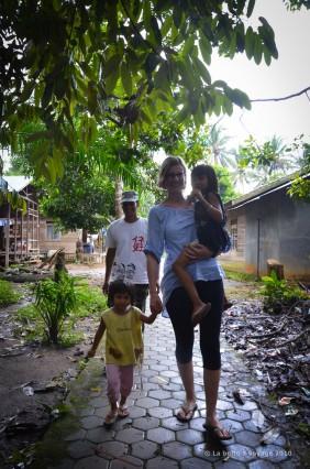 Johan et ses deux filles nous raccompagnent au centre du village (Loksado, Kalimantan Sud, Indonésie)