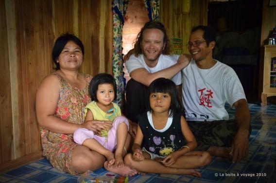 Jean-François avec Johan et sa famille (Loksado, Kalimantan Sud, Indonésie)