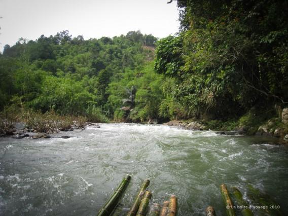 Les petits rapides de la rivière Amandit : pas bien méchants, mais ça mouille les fesses ! (Loksado, Kalimantan Sud, Indonésie)