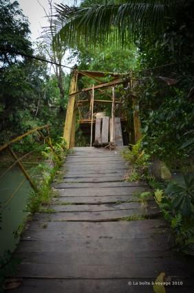 Un pont abimé par les crues, mais toujours utilisé (Loksado, Kalimantan Sud, Indonésie)