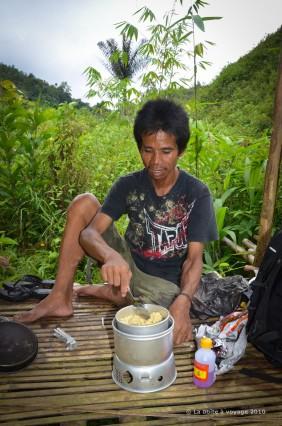 Amat nous prépare des nouilles (Massif du Pegunungan Meratus, Kalimantan Sud, Indonésie)