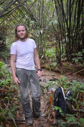 Dans la chaleur extrêmement humide de la jungle (Massif du Pegunungan Meratus, Kalimantan Sud, Indonésie)