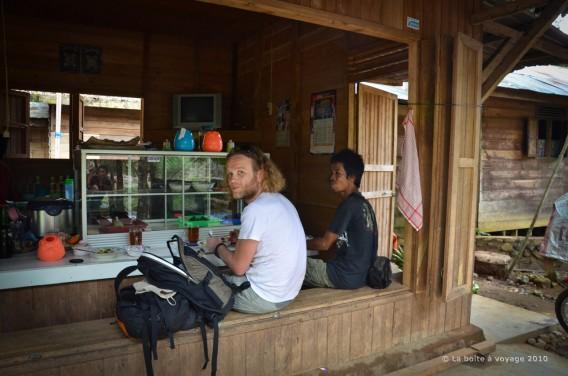 Fin du trek : déjeuner avec Amat au warung du coin (Loksado, Kalimantan Sud, Indonésie)