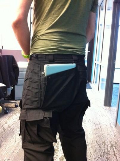 050211 rg iPad2Pants 03 403x540 Une poche pour liPad 2