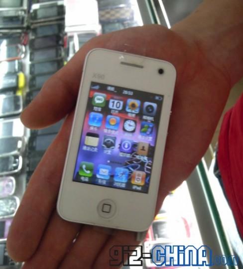 clone iphone 4 blanc 488x540 Un clone mini pour liPhone 4 blanc