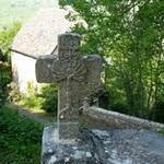 Najac, église saint-jean : petite croix en pierre de 1816, face à l'église et au calvaire P1050485.JPG