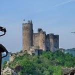 Najac : Dans une période assez instable, où les cathares sont encore persécutés, où le comté de Toulouse vient de tomber entre les mains du royaume de France, un donjon de plus de 40 mètres de haut avec des archères de 6 m 80, impressionne. C'est ainsi que pendant plus d'un siècle, aucune révolte n'est à signaler et ce, jusqu'à la guerre de cent ans, lorsque le bourg tomba entre les mains des Anglais. P1050443.JPG