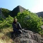 Najac : Grazie les bras remplis de respunchos devant le chateaunous avons préféré faire la randonnée qui passe autour, et faire de la cueillette !!! P1050473.JPG