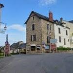 Najac : dans le village, il n'est pas possible de prendre la voie de gauche qui est interdite aux camping-car, et qui représente une voie vers le vieux-village. P1050432.JPG