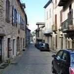 Najac : on est déjà dans le vieux najac, les maisons commencent à être charmantes et une ambiance se dessine... P1050444.JPG