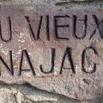 Najac : cette plaque est à l'entrée du vieux village et représente symboliquement une porte vers cet espace... et puis ça faisait joli P1050434.JPG
