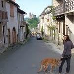 Najac : descente vers le vieux-najac, la zone n'est pas encore piétonne P1050442.JPG