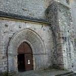 Najac, église saint-jean : L’architecture éminemment sobre de ce vaste coffre de pierre, que contrebutent d’énormes contreforts, est éclairée par des fenêtres constituées de dalles ajourées. P1050481.JPG
