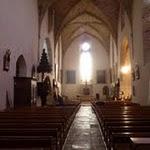 Najac, église saint-jean : La nef unique, large et haute, était adaptée au prêche, aux réunions publiques et à l’accueil des pèlerins qui pouvaient y contempler des reliques. Le jour où nous sommes passés, l'organiste s'exerçait... P1050484.JPG