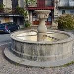 Najac : Ce n'est pas la fontaine monolithique ancienne, mais juste une petite fontaine en bêton sur la place centrale, un peu avant le vieux-najac P1050441.JPG