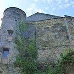 Najac, Maison du Gouverneur : Ancienne résidence affectée à l'administration royale, puis propriété de différentes familles nobles se livrant au négoce pendant la fin du Moyen Age, le bâtiment conserve d'importants vestiges architecturaux (arc de boutique, fenêtres, placards, conduit de latrine) datant du 13ème, 14ème et 15ème siècles. P1050455.JPG