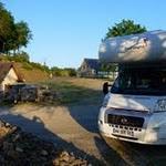 Najac : Parking, à l'entrée de Najac, où nous avons passé la nuit (endroit calme et relativement plat) P1050411.JPG