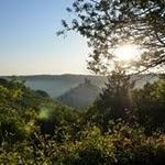 Najac : Vue du chateau construit en haut d'une colline sur laquelle s'étend l'ensemble du village. La photo est prise d'un parking où nous avons passé la nuit. P1050408.JPG