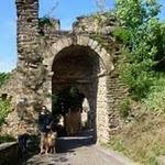 Najac : Porte de la pique, XIIIième siècle, allant vers l'église. Cet ouvrage défensif, contemporain du château fort édifié par Alphonse de Poitiers, faisait initialement partie de l’enceinte qui ceinturait la ville jusqu’au 18ème siècle. La porte, couverte par un arc en plein cintre, était surmontée par une chambre haute destinée à en défendre l’accès, et défendue par un assommoir permettant de pilonner d’éventuels assaillants. P1050477.JPG