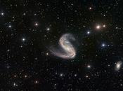 Regard croisé magnifique galaxie spirale asymétrique l’Hameçon