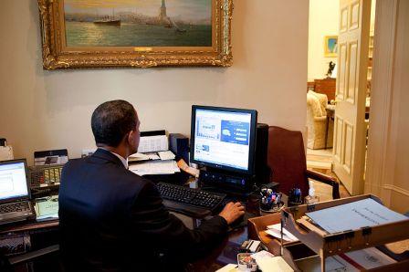 800px-Obama_testing_the_Federal_Government_IT_Dashboard.jpg