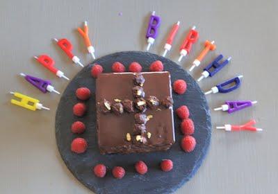 Cube au chocolat et noisettes croquantes pour un bel anniversaire