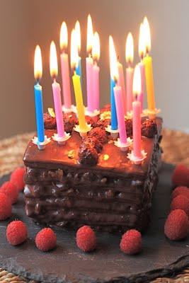 Cube au chocolat et noisettes croquantes pour un bel anniversaire