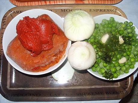 Spaghetti aux petits pois et à la sauce tomate