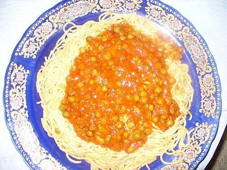 Spaghetti aux petits pois et à la sauce tomate